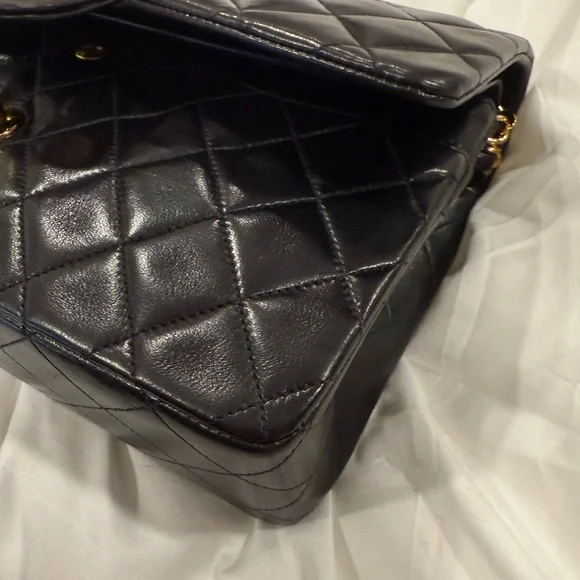 CHANEL Black lambskin medium classic flap - Picture 17 of 17